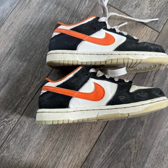 Nike Black and Orange Sneakers Classic Athletic Design - Picture 3 of 7